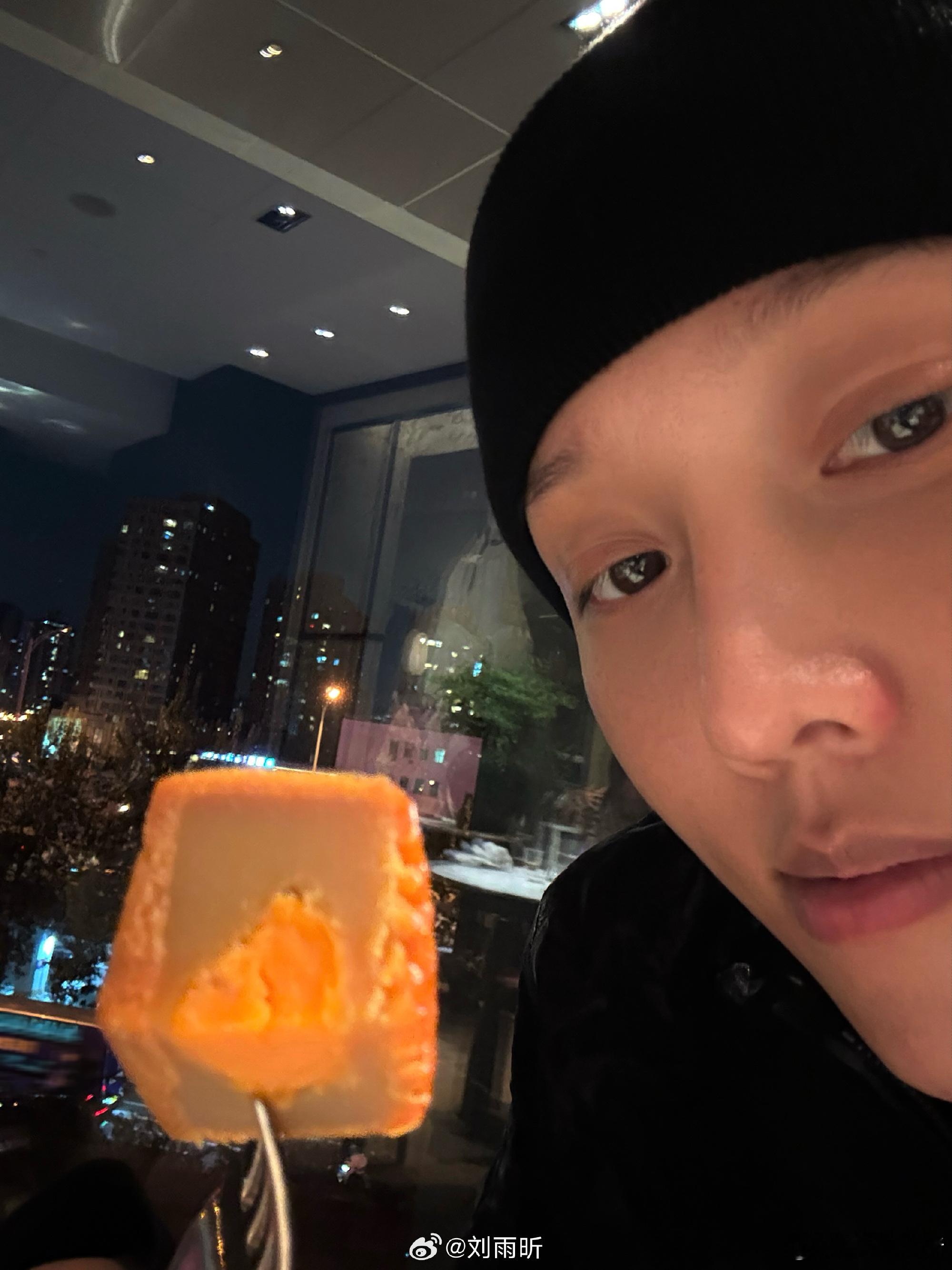 刘雨昕中秋节自拍营业！中秋节快乐啊小刘姐[爱慕] ​​​