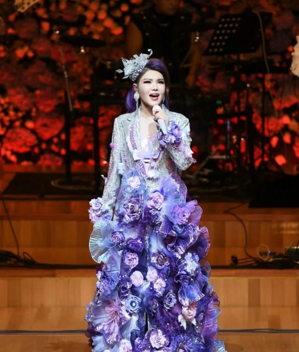 乌兰图雅直播睡着了哈哈哈哈哈哈哈小涂鸦是不是有点太舒服了真睡着啦？哈哈哈哈哈直播