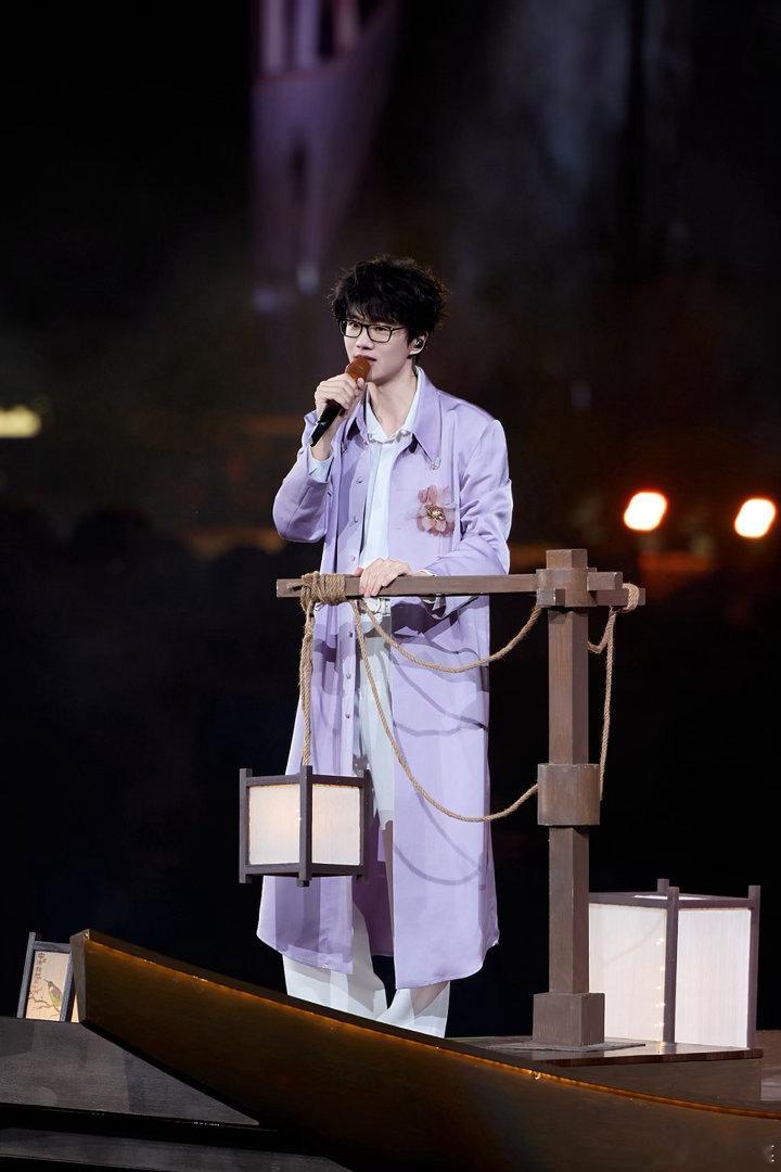 许嵩演唱会防暑准备好贴心做了十年演出策划，第一次见这么细致的防暑方案。纳凉点、冰