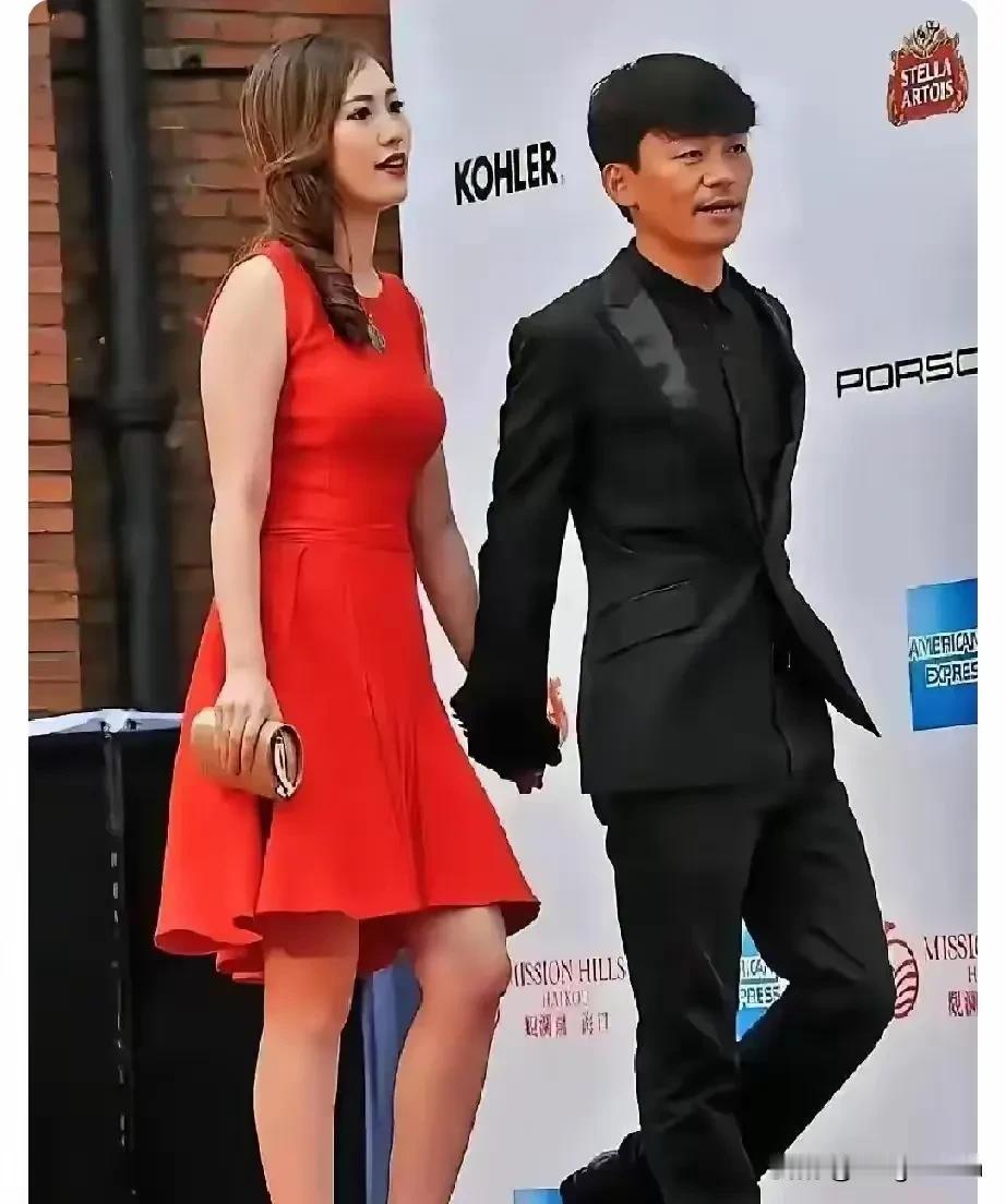 她不是蠢，是坏，而且打心眼里看不起王宝强，觉得老实人好欺负。对，她丝毫都没有看上