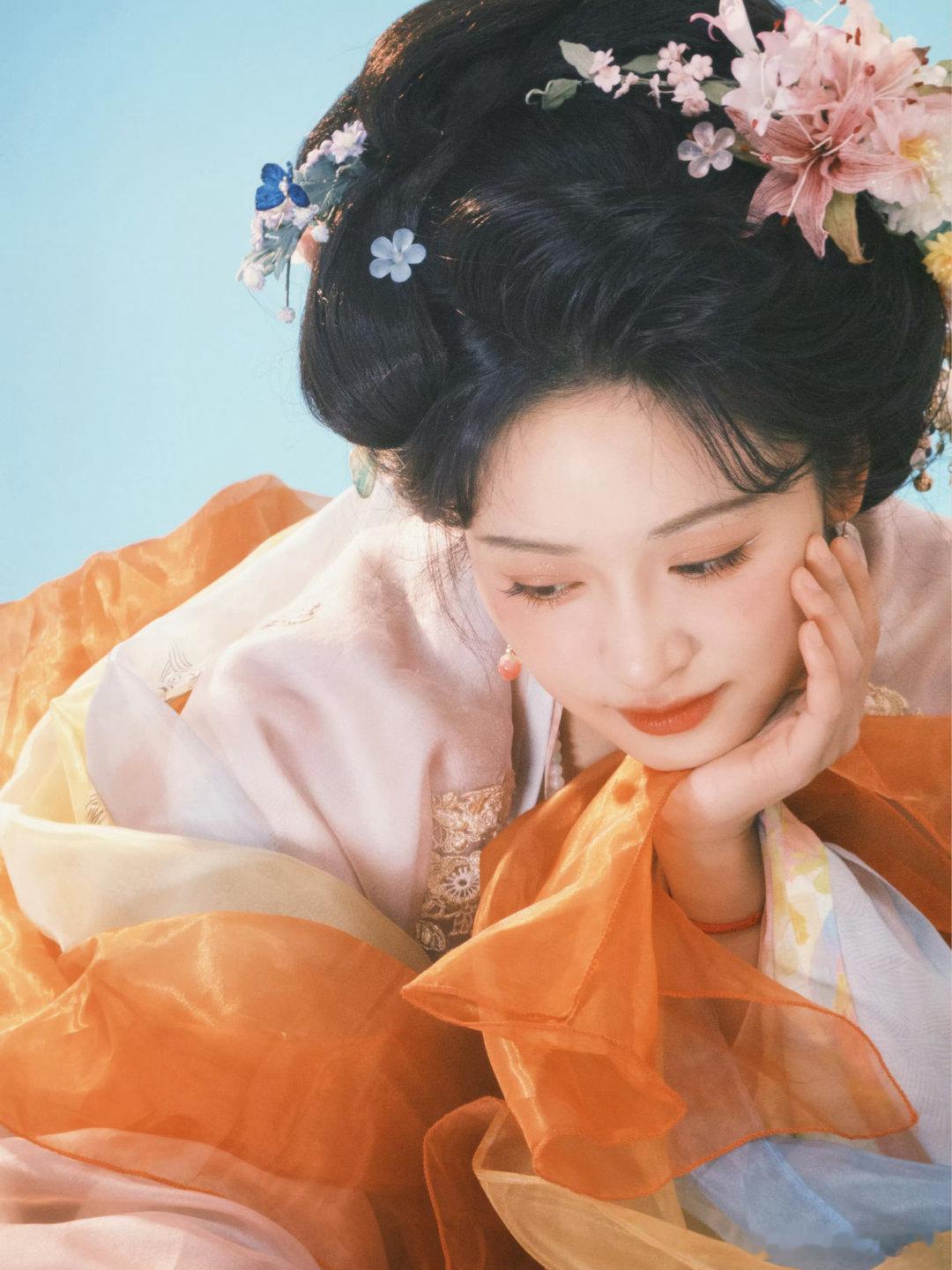 沈月唐装建议把沈月打包进古装剧组沈月唐装，好美啊！建议把沈月打包进古装剧组 ​ 