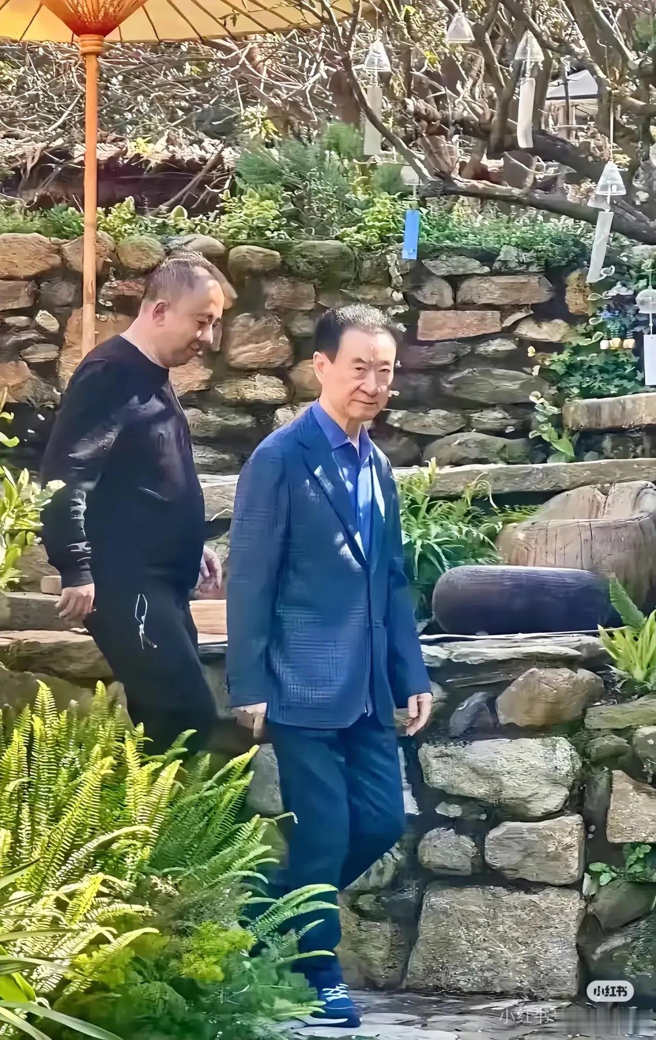 我在大连的亲戚，亲眼见过王健林他说王健林在生活里，一点也不值得同情，因为他根本就