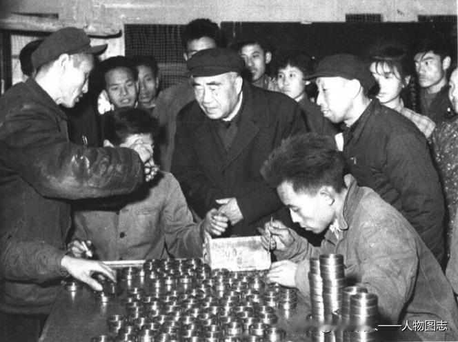 1960年10月26日，朱德视察北京轴承厂。