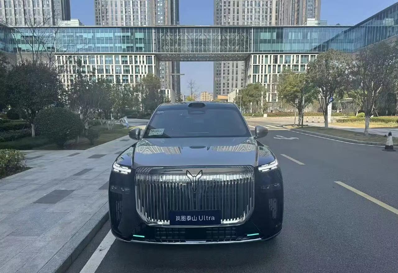 岚图泰山Ultra实车图，搭载896线激光雷达
售价45.99万元
插混 6座大