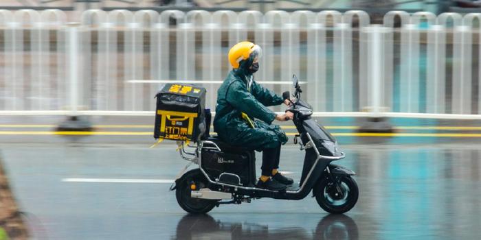 外卖小哥是一名儿科医生
       送外卖时，江云总是全副武装——戴着头盔、墨