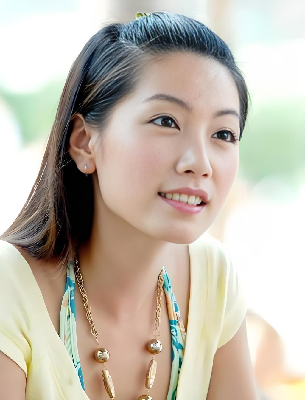 林韦君16岁出道，凭借甜美的长相和温柔的气质，很快就被封为台湾“玉女派掌门人”。