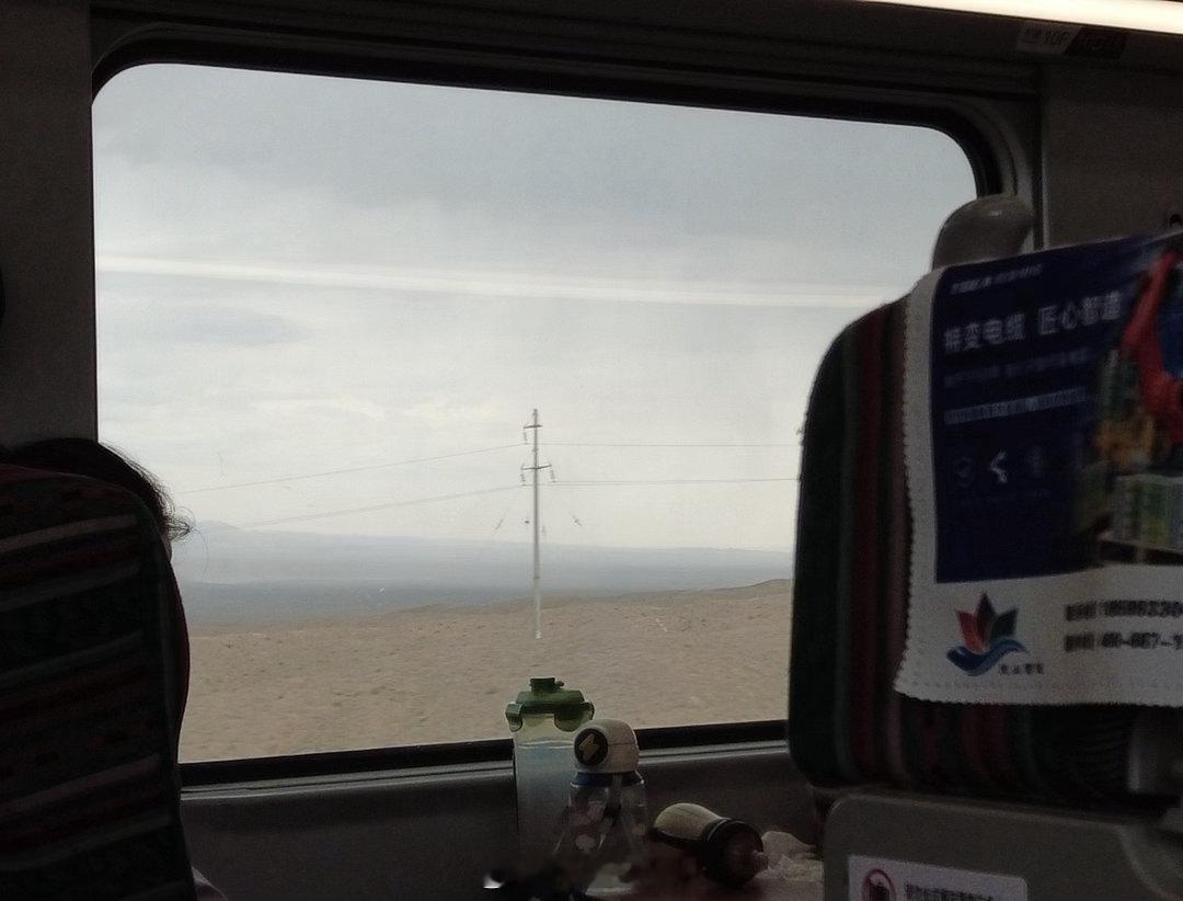乌鲁木齐到库尔勒的路线很神奇，甚至往东折回了一下，一瞬间我还以为我上错了火车。查