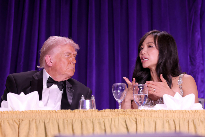 【坐特朗普旁边的华裔女性身份揭秘】特朗普旁边女记者回应枪击时刻当地时间4月25日