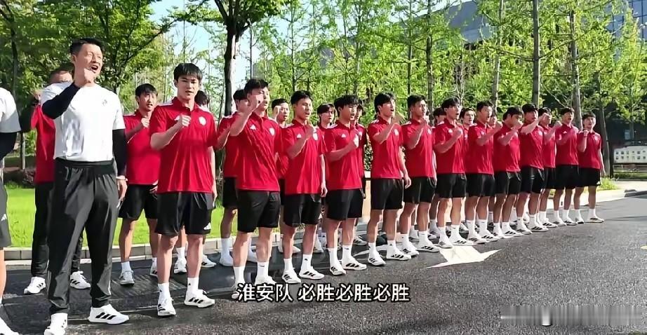 看完镇江2‑1击败淮安这场球，从球员身体状态就能看出两队训练积累的差距。


场