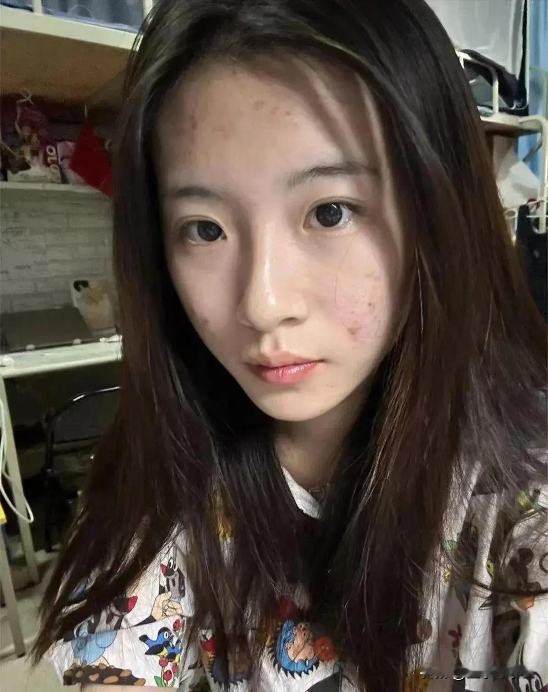 普通女性过了35，
就不要奢望找到比较优质的配偶了，
只要品行过得去，
有份稳定