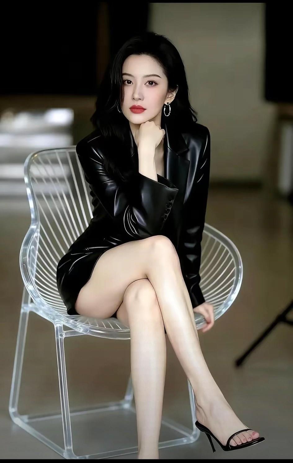 这是一张香水广告图片，仅仅在个人账号，一夜之间被2000万人疯传。一句“老娘不好