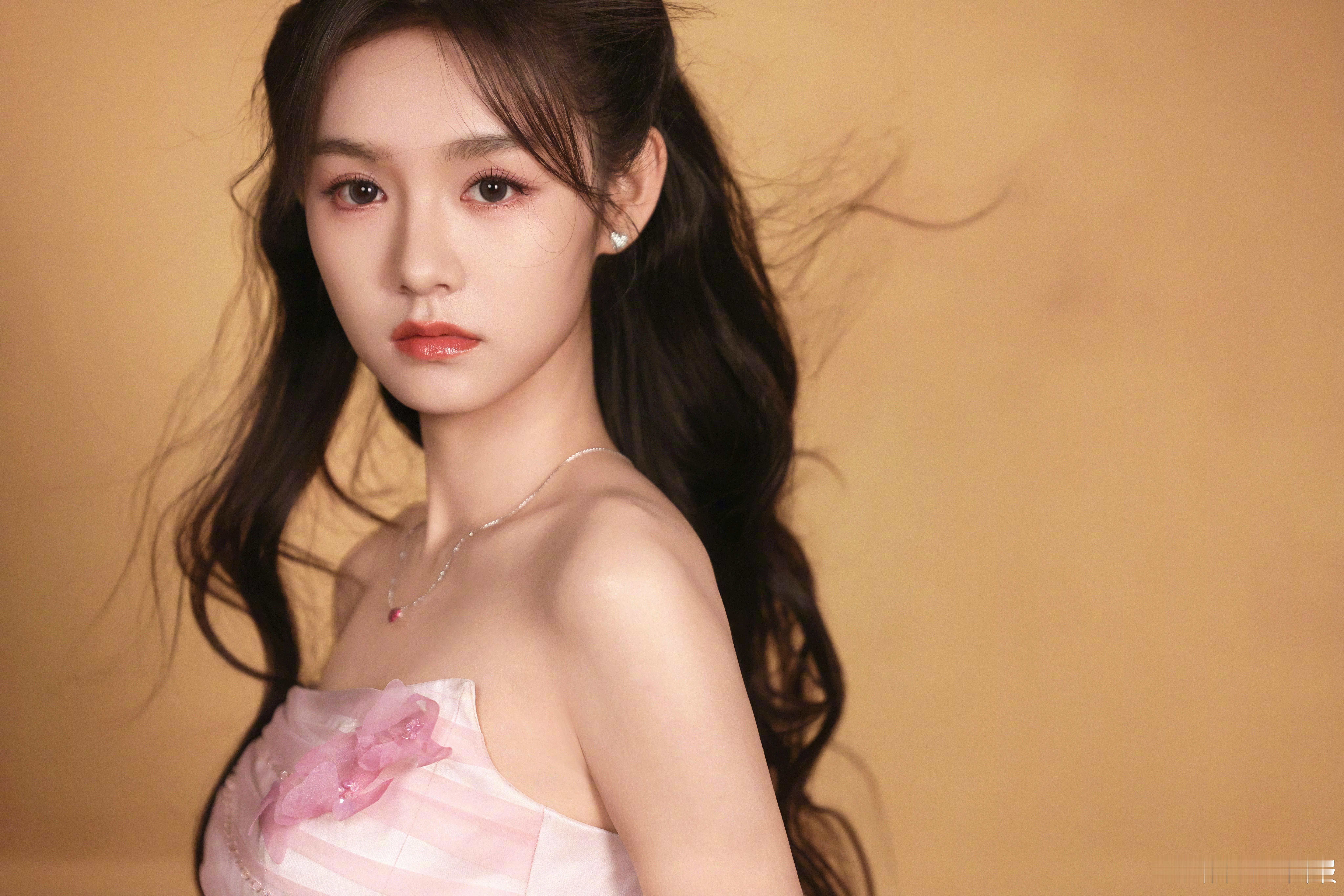 贺美琦把花海穿在身上了 这一身粉嫩长裙，简直是把整个春天的温柔都披在了身上！捧着