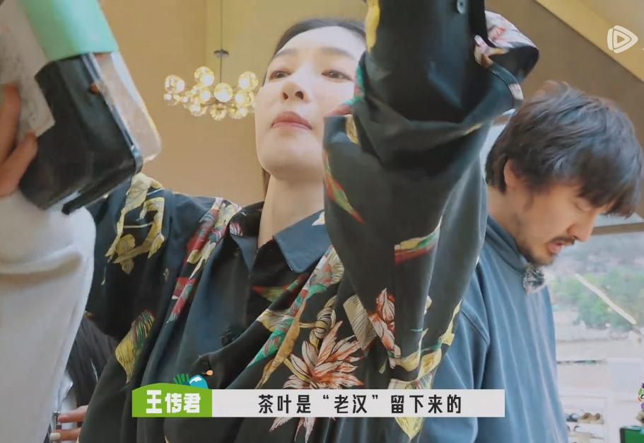 看到家里张国立留下来的茶，江疏影对王传君说：给你喝点热水吧。王传君说：不用，我喝
