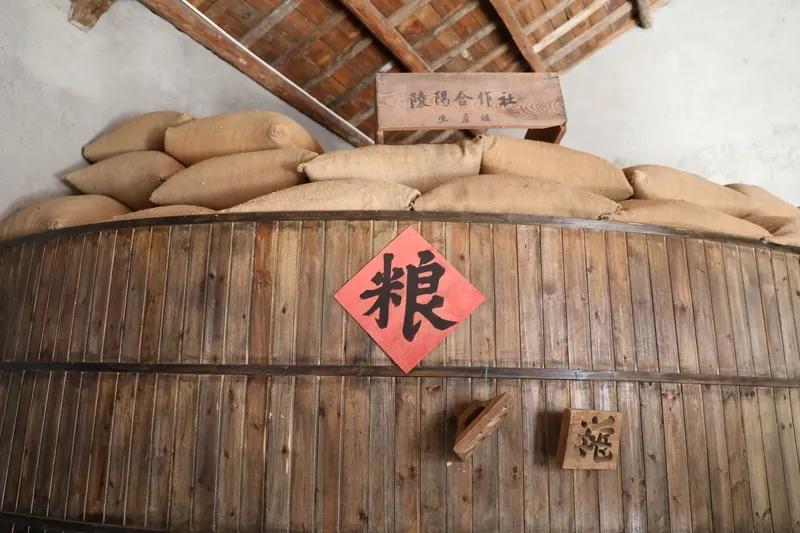 出上：碗中千粒米，
对下：仓里万斤粮。