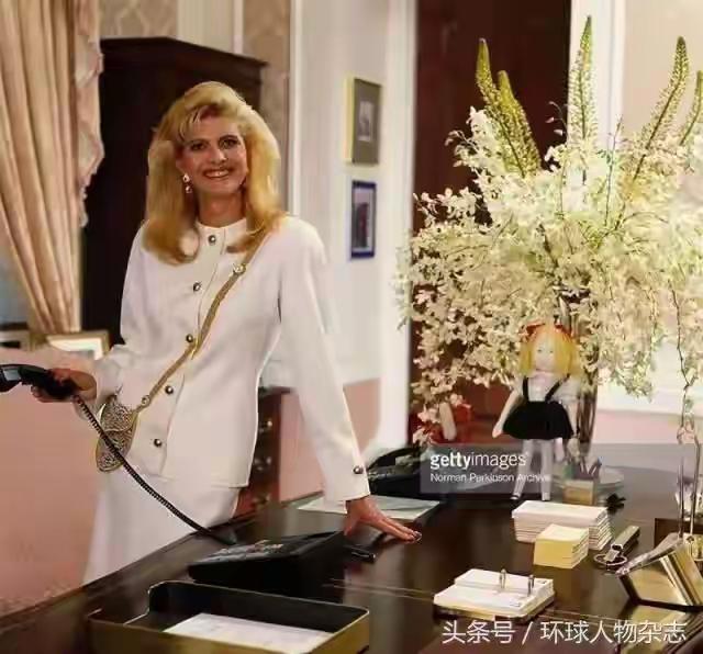 伊万卡长得真像她的母亲，特别是第三张相片，母女俩就是一个模子里盖出来的。