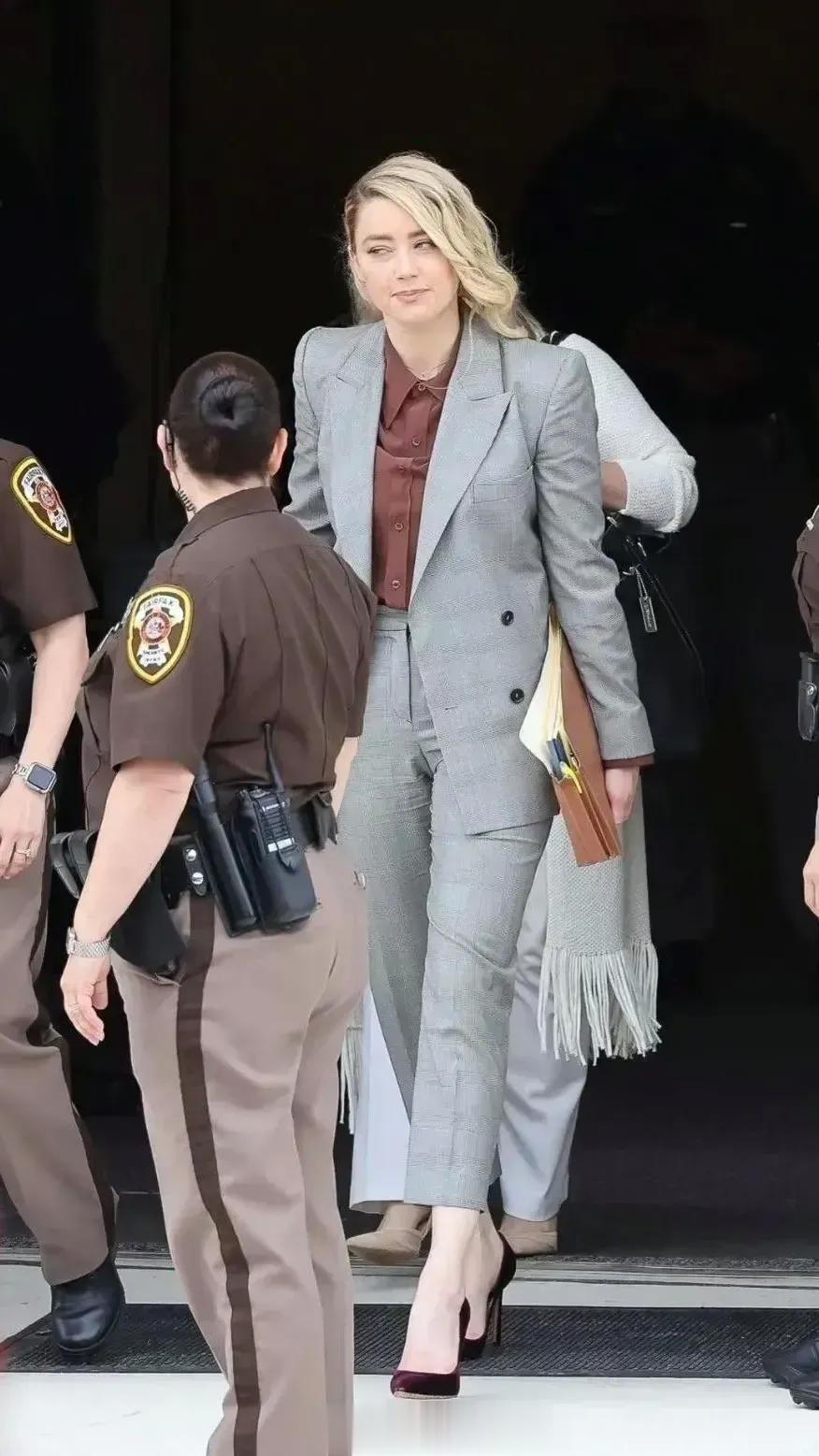 马斯克前妻，这么漂亮，小马竟不要。[苦涩] ​​​