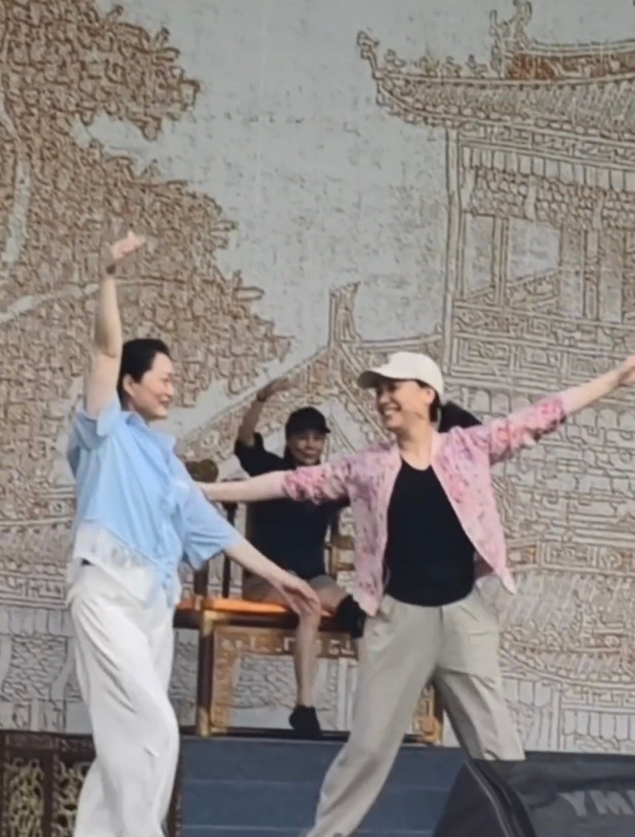 李敏老师和张学芬老师（孟丽君和皇甫少华），后面的张小君老师（皇帝）看两人秀恩爱。