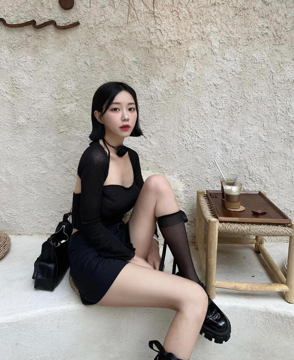 黑色真的是非常显瘦的搭配，黑色镂空上衣搭配黑色包臀裙，下半身搭配灰色长筒袜+乐福