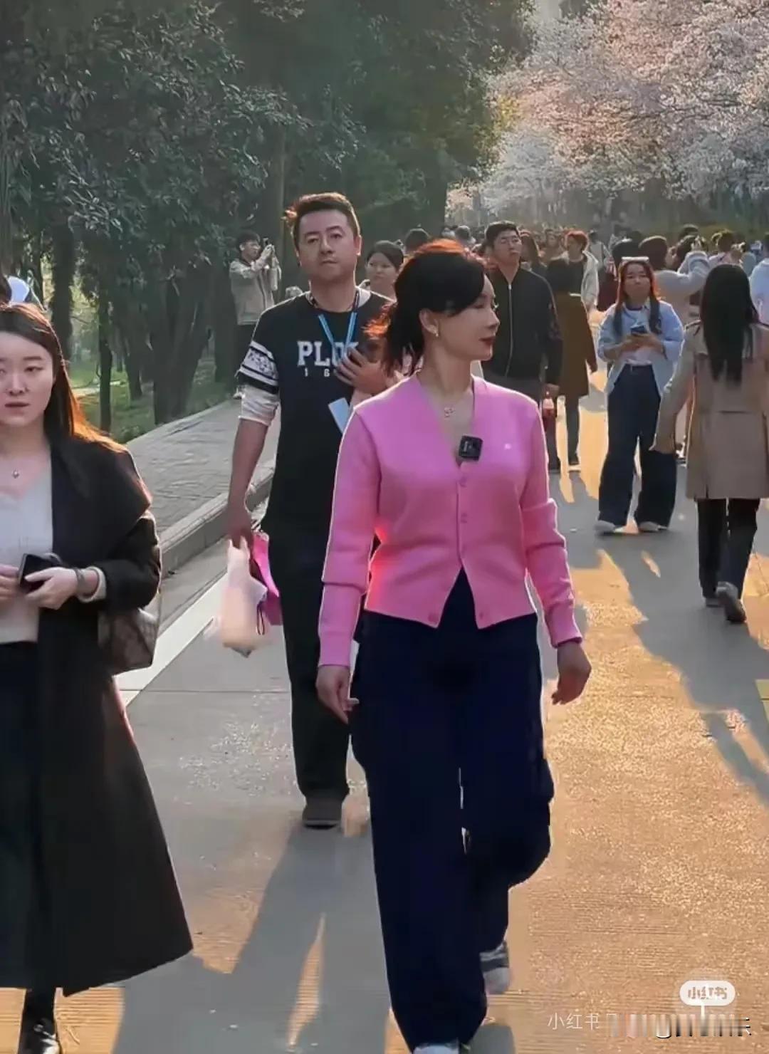 在武大遇到了陈数老师
本人真的很美，在武汉大学拍樱花！