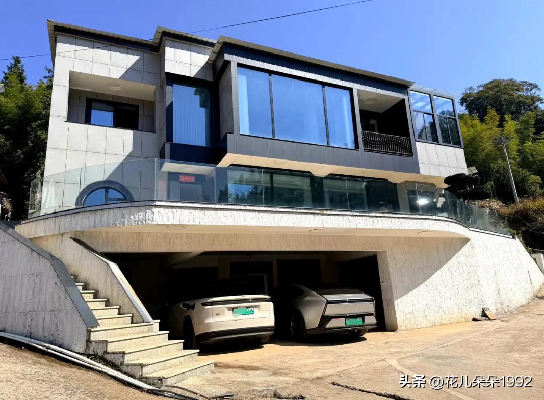 两个车咱不懂，但是这别墅层高太矮了，配不上这么好一块地[比心]