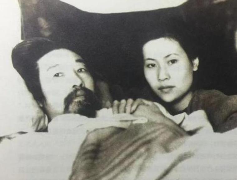 1912 年，妻子满怀期待地抱住徐悲鸿，脱下身上那层薄薄的衣衫，脸上因羞涩泛起红