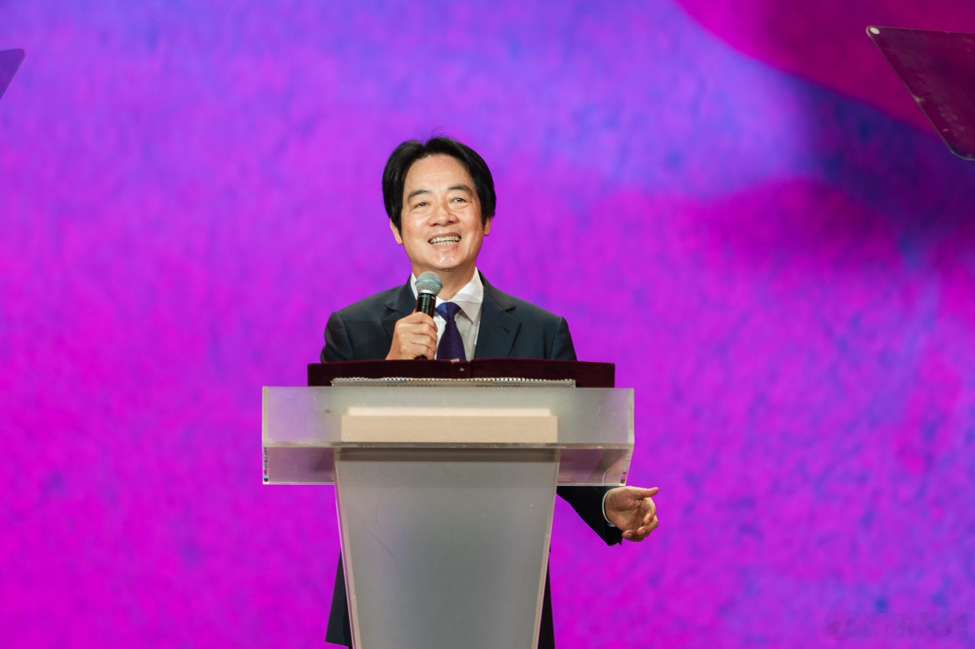 赖清德到处宣讲和平、合作，虽然没有点名大陆，不还是想和大陆合作要和平吗？但问题在