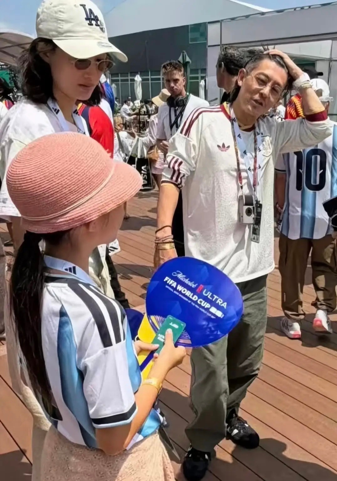 45岁陈冠希和老婆秦舒培以及女儿一起去看世界杯决赛，从他们的衣服来看，他支持西班