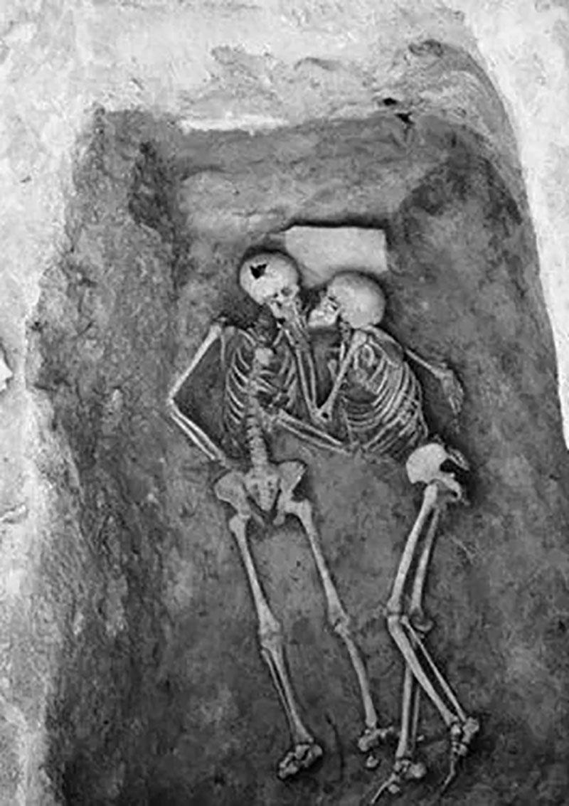 在1927年，美国宾夕法尼亚大学在伊朗发掘出了两具骸骨，两具骸骨彼此紧紧的拥抱着