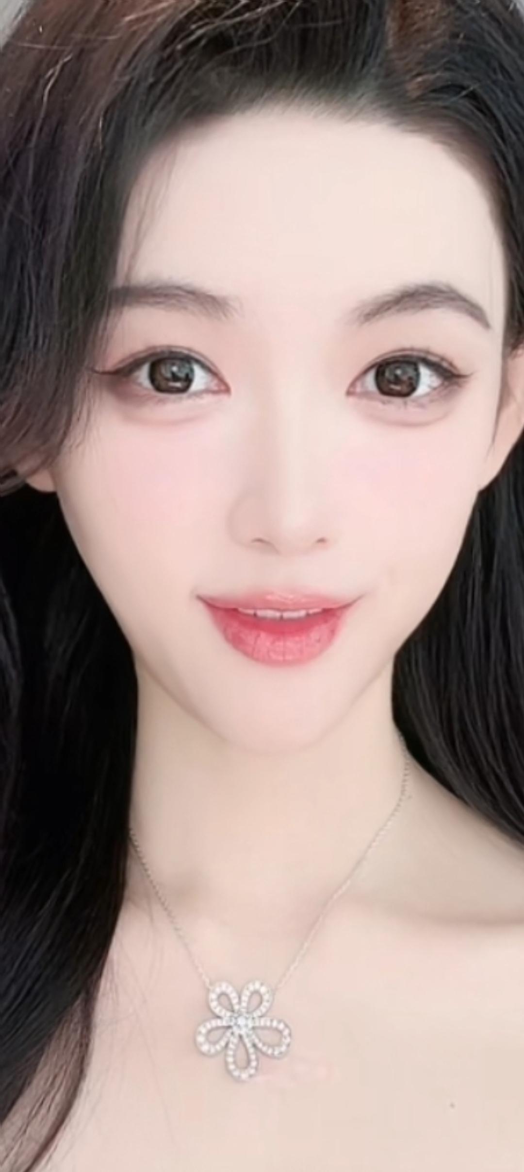 这位小姐姐真漂亮，微笑好迷人！