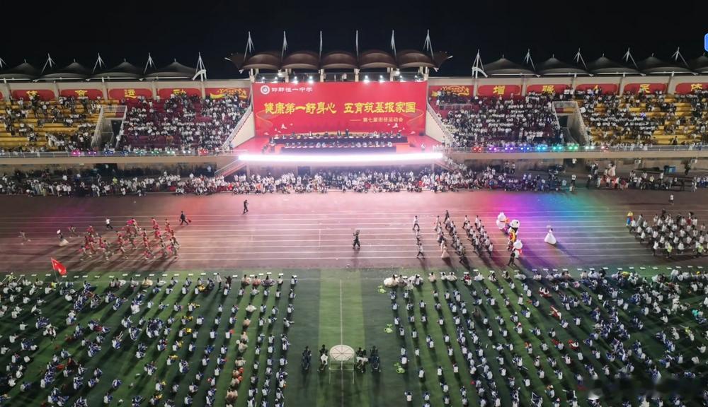 邯郸恒一中学举办第七届田径运动会河北新闻网讯（记者程军）9月29日，邯郸恒一中学