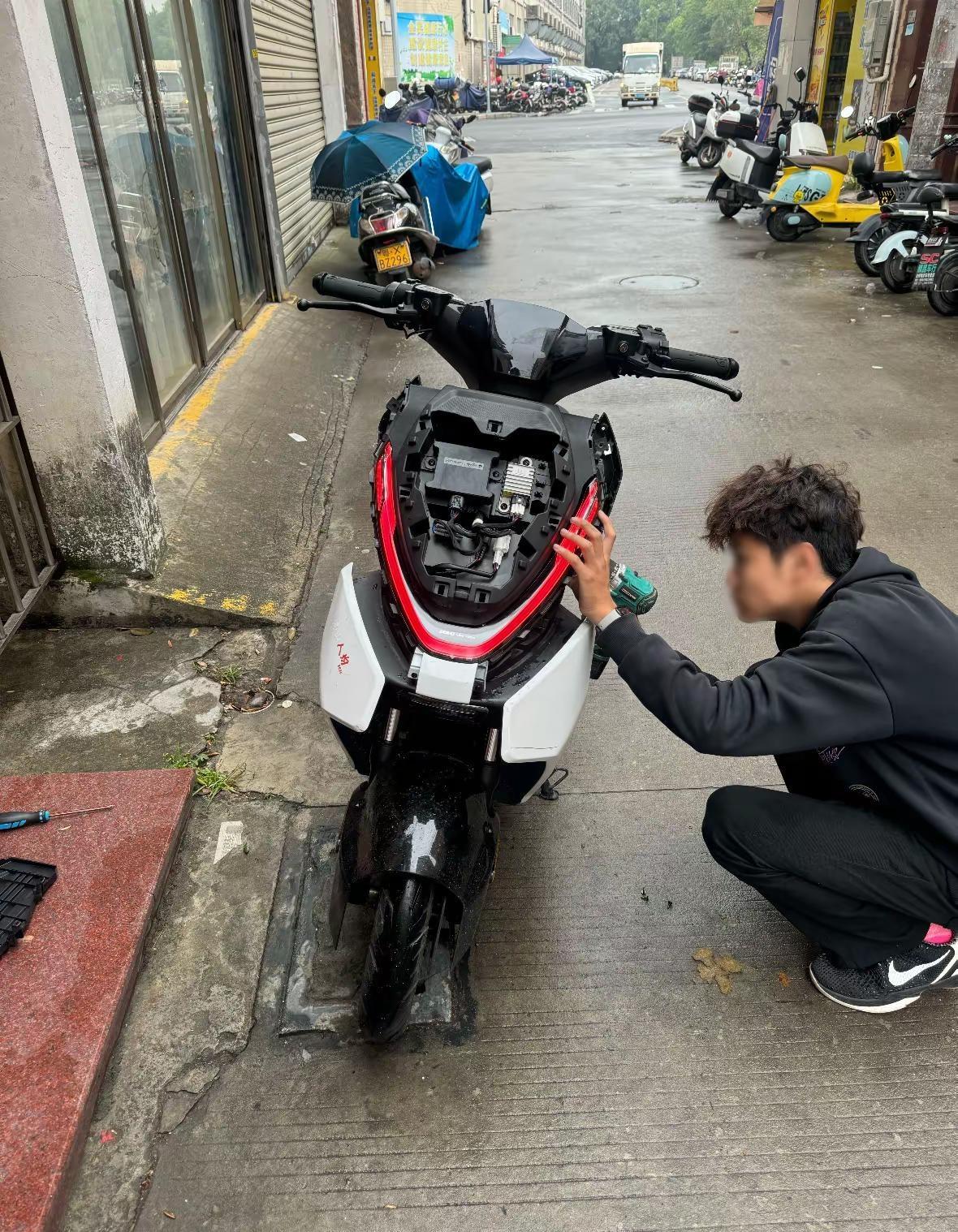 你说它是一台冰冷的机器 可为什么我只看到了我的青春