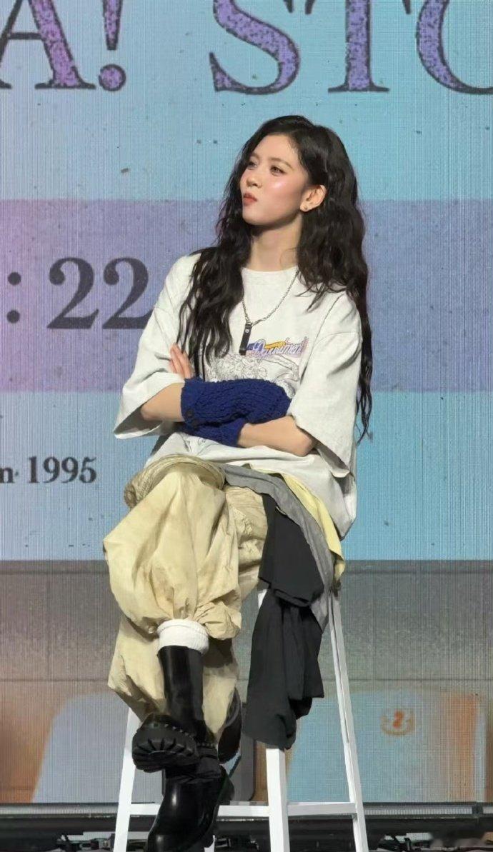 有人天生就适合在镜头里 宋妍霏的这个造型真的太戳我了！温柔又大气，完全就是理想中