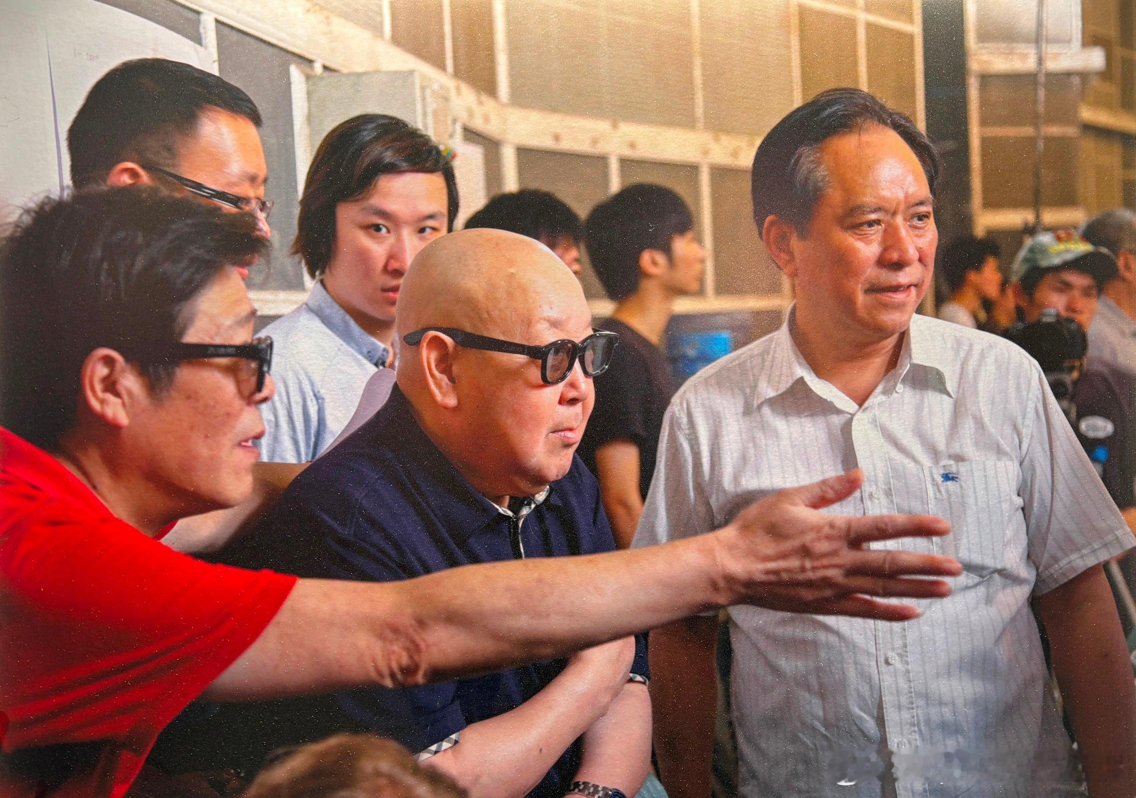 2013年上海京剧院院长孙重亮与著名表演艺术家尚长荣及剧组工作人员观看《霸王别姬