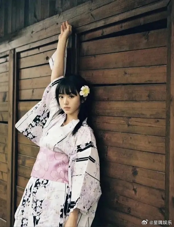 田曦薇早期的和服照VS鞠婧祎的，这张还是田曦薇好看一些 