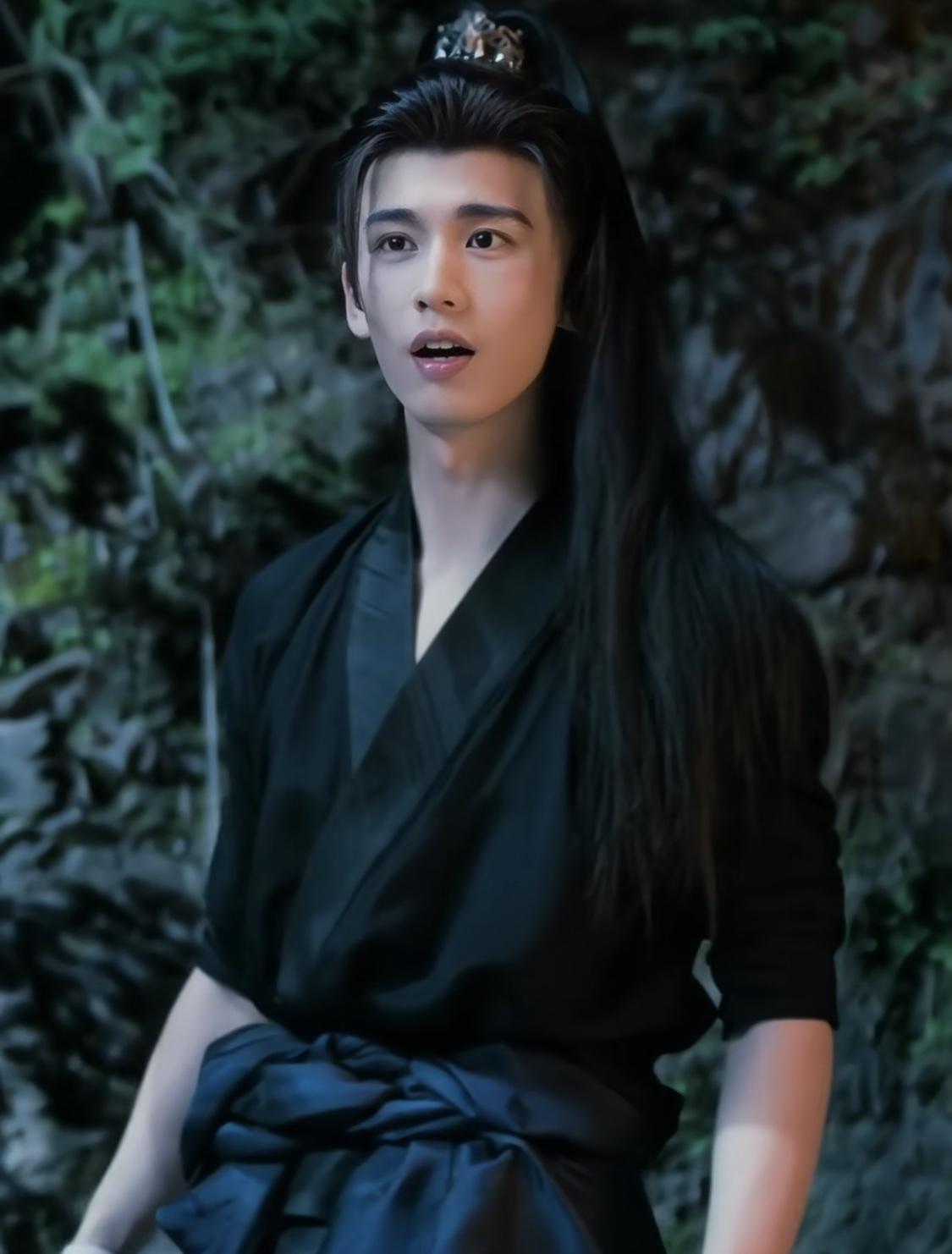 谢征知道长玉喜欢看他穿什么样，故意穿着素净的单薄衣裳。先是跑到长玉营帐外待了下，