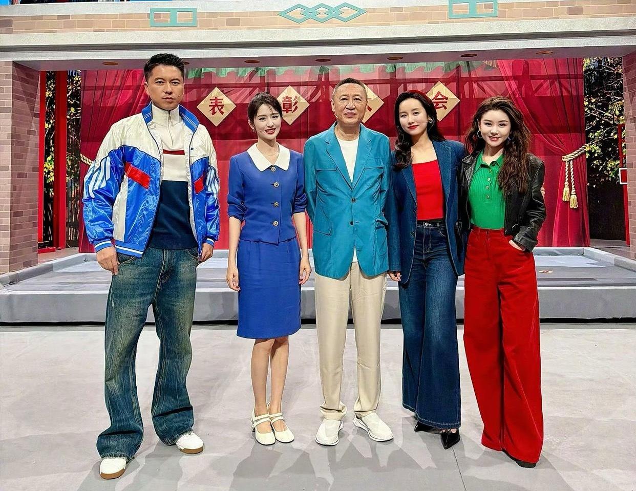 佟丽娅的头简直小到不要不要的，合照里一对比才发现，比吕一和李小萌的小太多了。 ​