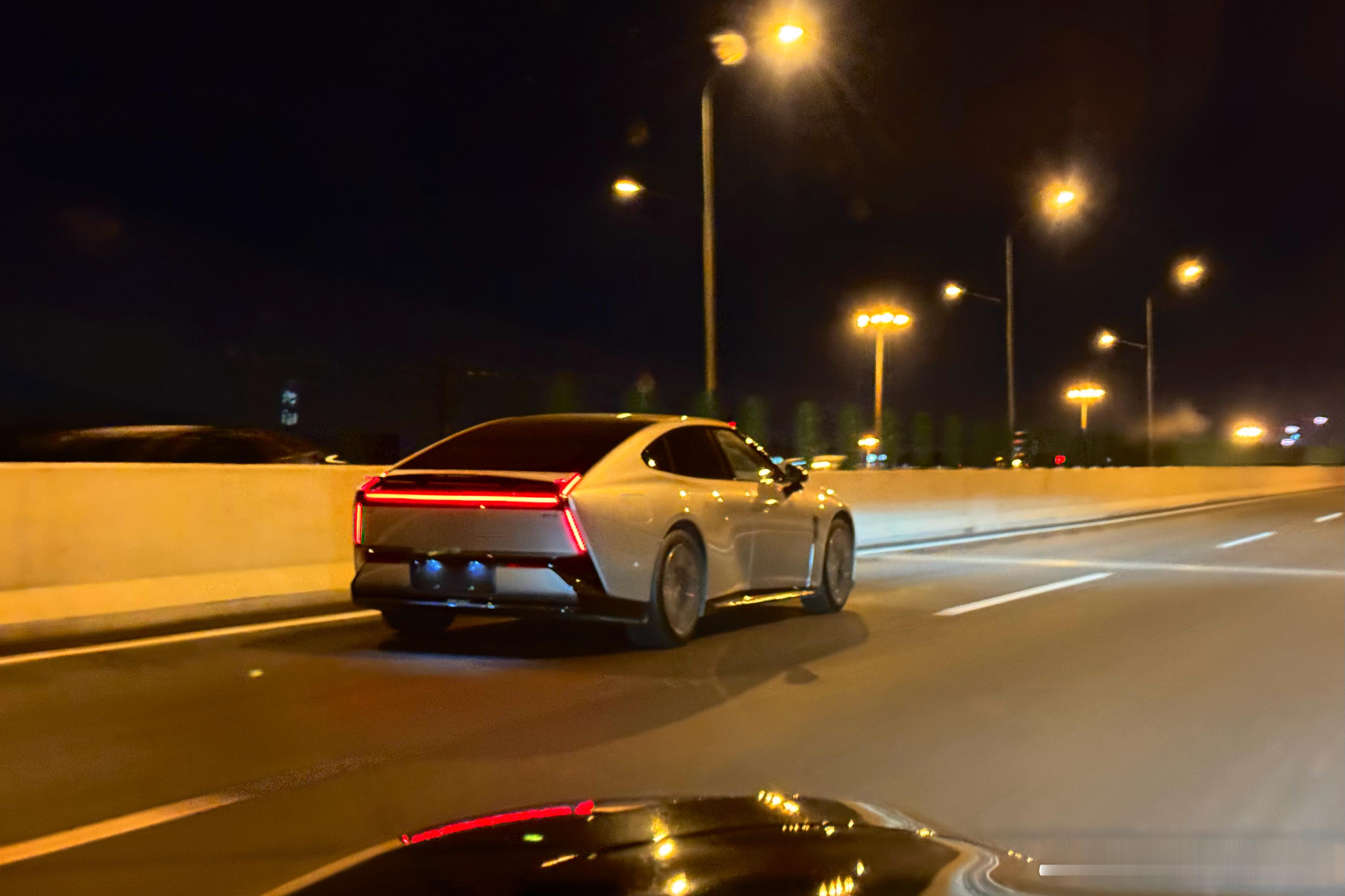 小鹏新P7，好看！真的好看！而且我很想看新P7和特斯拉Cybertruck停一起