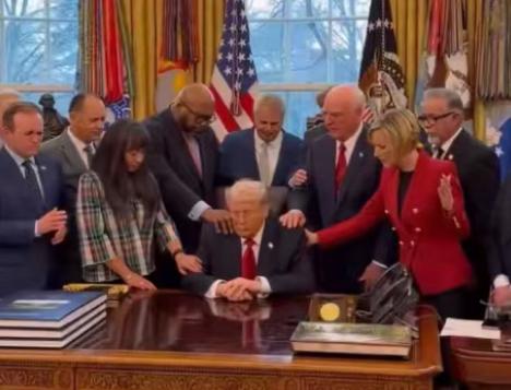 特朗普在迷茫和迷惑中选择了“迷信”，特朗普在白宫中请了几十名牧师为自己和在前线的