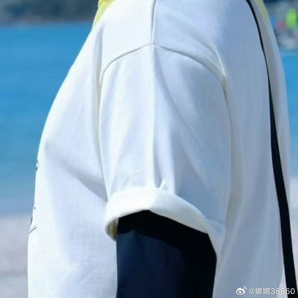 艾玛，光顾着蛐蛐了，这么快就新年快乐了，敷衍一个吧，来不及找图了 