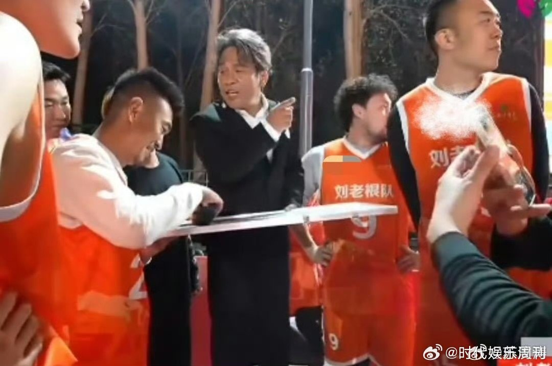 宋小宝身高基础指挥就不基础 宋小宝真会整活！站椅子上指挥篮球战术，“还是按原计划