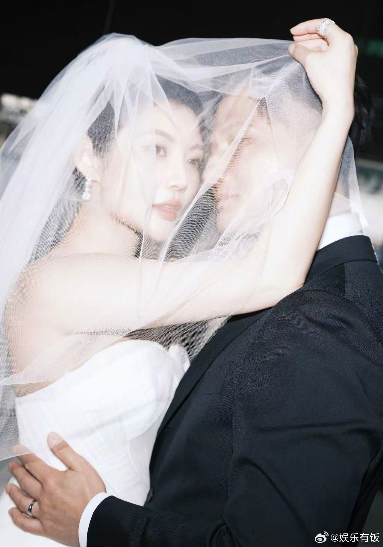 徐冬冬尹子维婚纱照徐冬冬尹子维2月在哈尔滨办婚礼 徐冬冬尹子维婚纱照释出，婚纱照