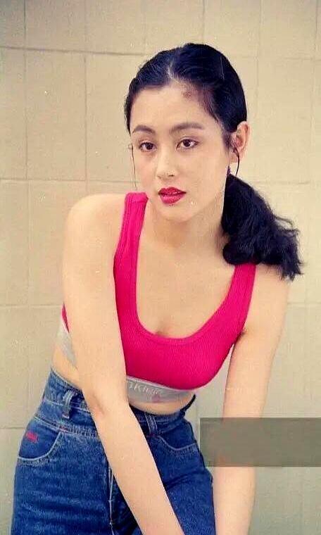 扒开陈红的老照片，所谓的“大陆第一美人”，竟被现在的年轻人说成是“土农民审美”。