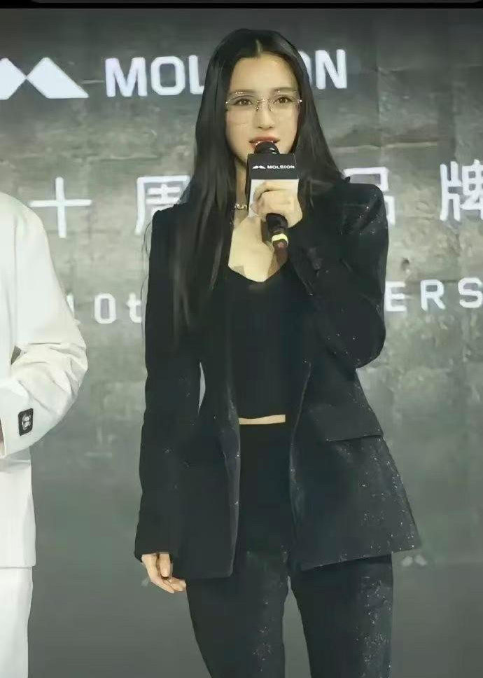 为了复出，这是拼了？！这完全就像换了张脸、换了个人似的 