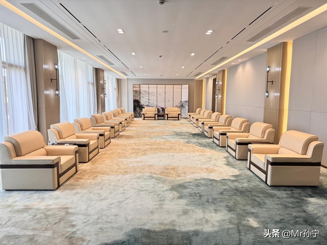 打卡无锡市。近日，小孙受邀来到无锡参观学习。感受了无锡蓬勃的发展，结识了各地同行