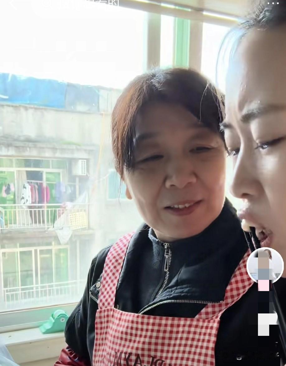 梦丹带伟杰一起回娘家了！
原来梦丹妈妈还在饭店工作，很辛苦，憔悴了很多，比前两年