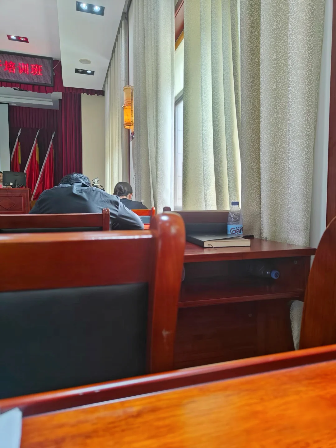 跟二代同事开个会，像上了一堂职场生存课