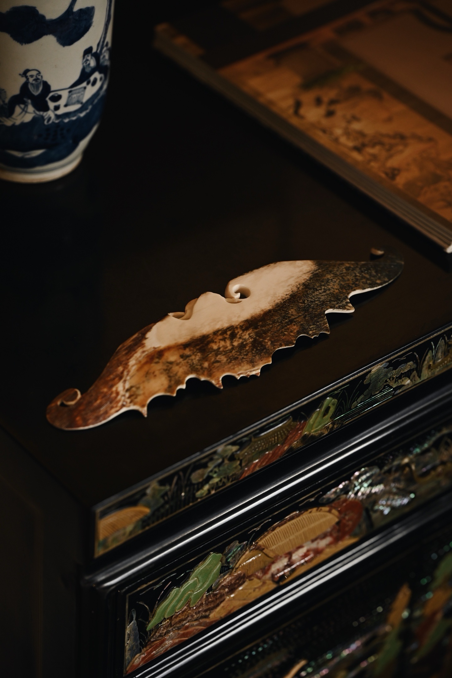 猛犸 | 蝙蝠衔财 香插此香插以温润之材雕琢而成，背面留皮巧雕，取蝙蝠衔财之吉意