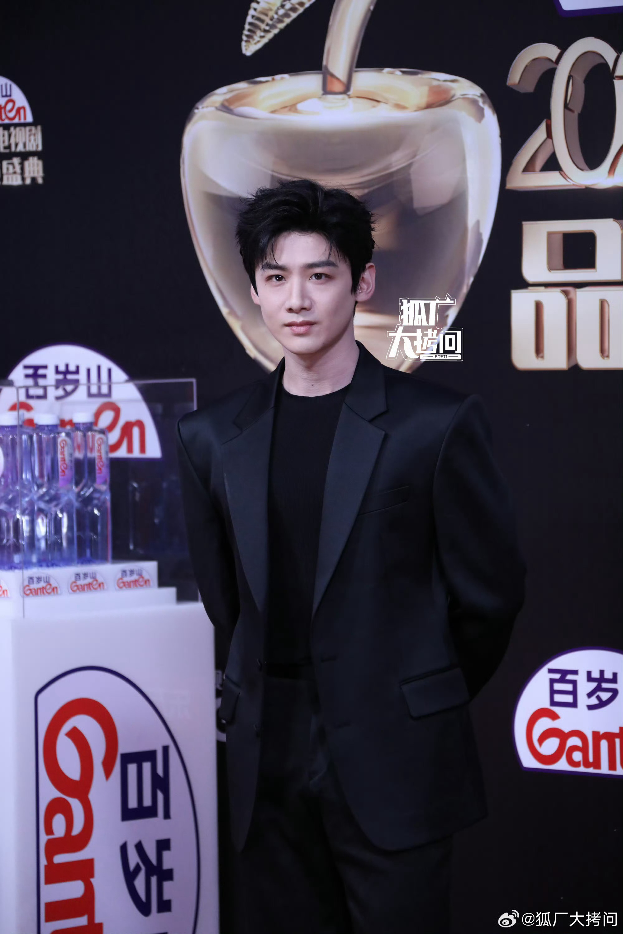 白敬亭品质盛典红毯生图，妥妥的豪门贵公子既视感。 