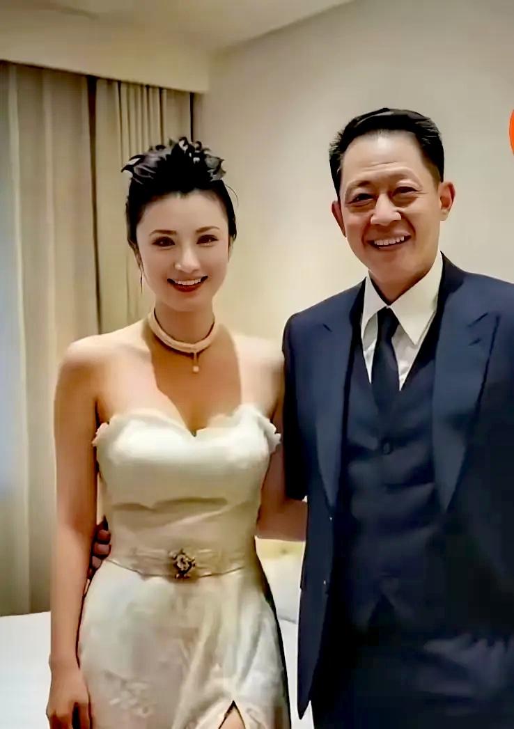 2008年，女富婆陈坚红迷上了王志文，她抛出一个无法拒绝的条件，“我五亿身家，年