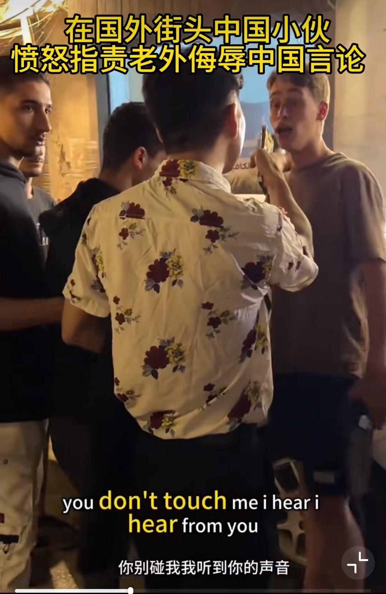 中国纯爷们，好男儿！
近日，一名中国小哥在国外街头，旁边的外国人对他说“秦腔穷”